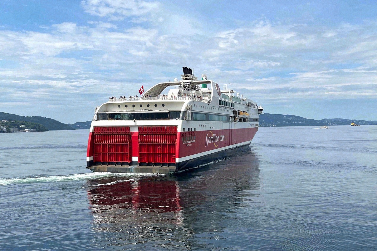 Fjord Lines Stavangerfjord på roligt vand foran skovklædte bakker