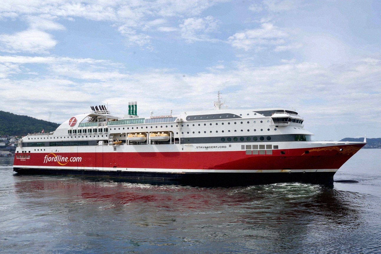 Fjord Line Stavangerfjord sett fra siden med fjordline.com-logo