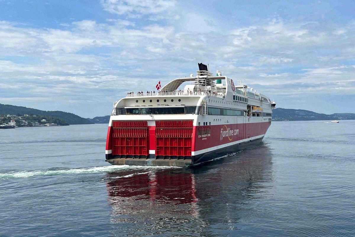 Fjord Lines Stavangerfjord med åbne agterklapper ved udsejling